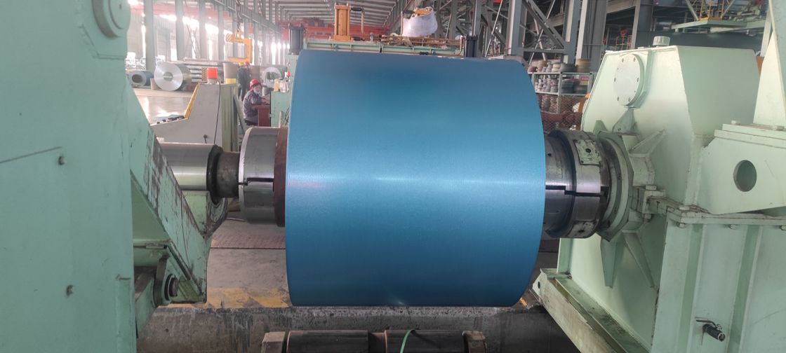 Coil d'acier de couleur prépeint de 1250 mm avec revêtement PE / SMP / HDP / PVDF et peinture supérieure de 10 25 μm pour les applications de toiture et de panneaux