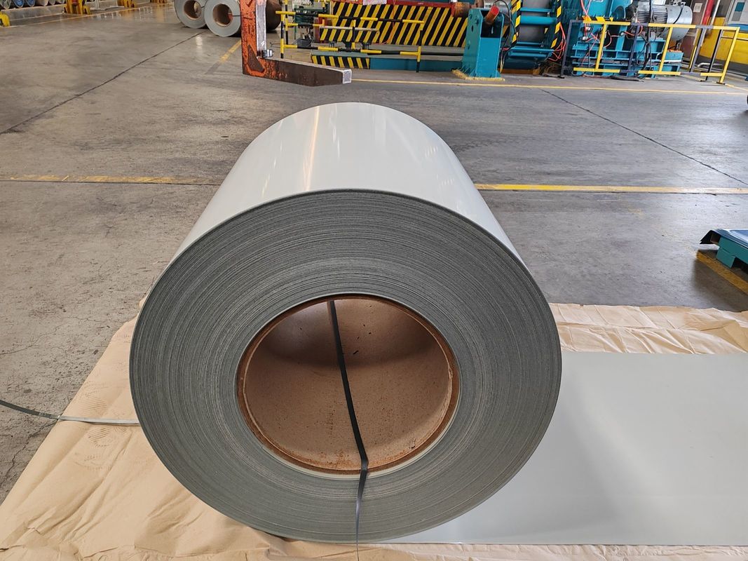 700 ‰ 1250 mm PPGI / PPGL bobine d'acier prépeinte avec revêtement supérieur de 25 ± 5 μm pour les panneaux de toiture, de construction et d'appareils électroménagers