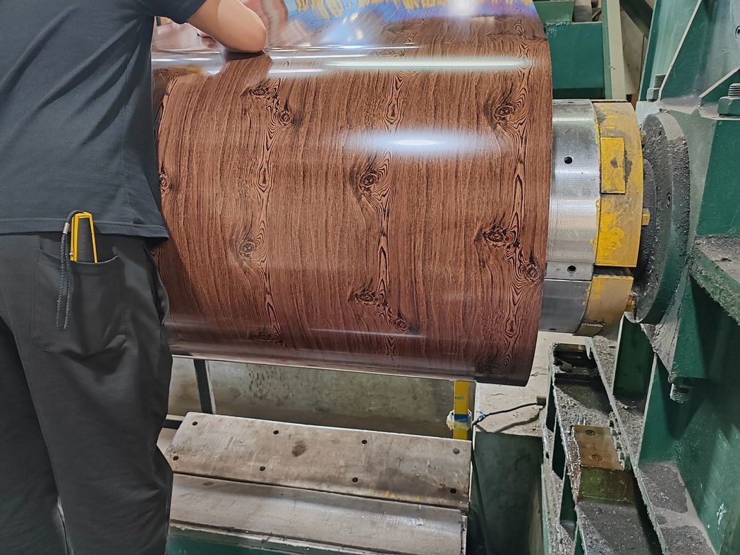 PVDF bobine d'acier de couleur prépeinte de 700 ∼ 1250 mm de large avec 180 ∼ 320 MPa Résistance au rendement pour les panneaux de construction et le revêtement extérieur