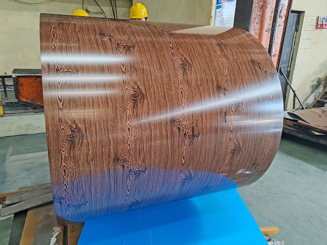 PVDF bobine d'acier de couleur prépeinte de 700 ∼ 1250 mm de large avec 180 ∼ 320 MPa Résistance au rendement pour les panneaux de construction et le revêtement extérieur