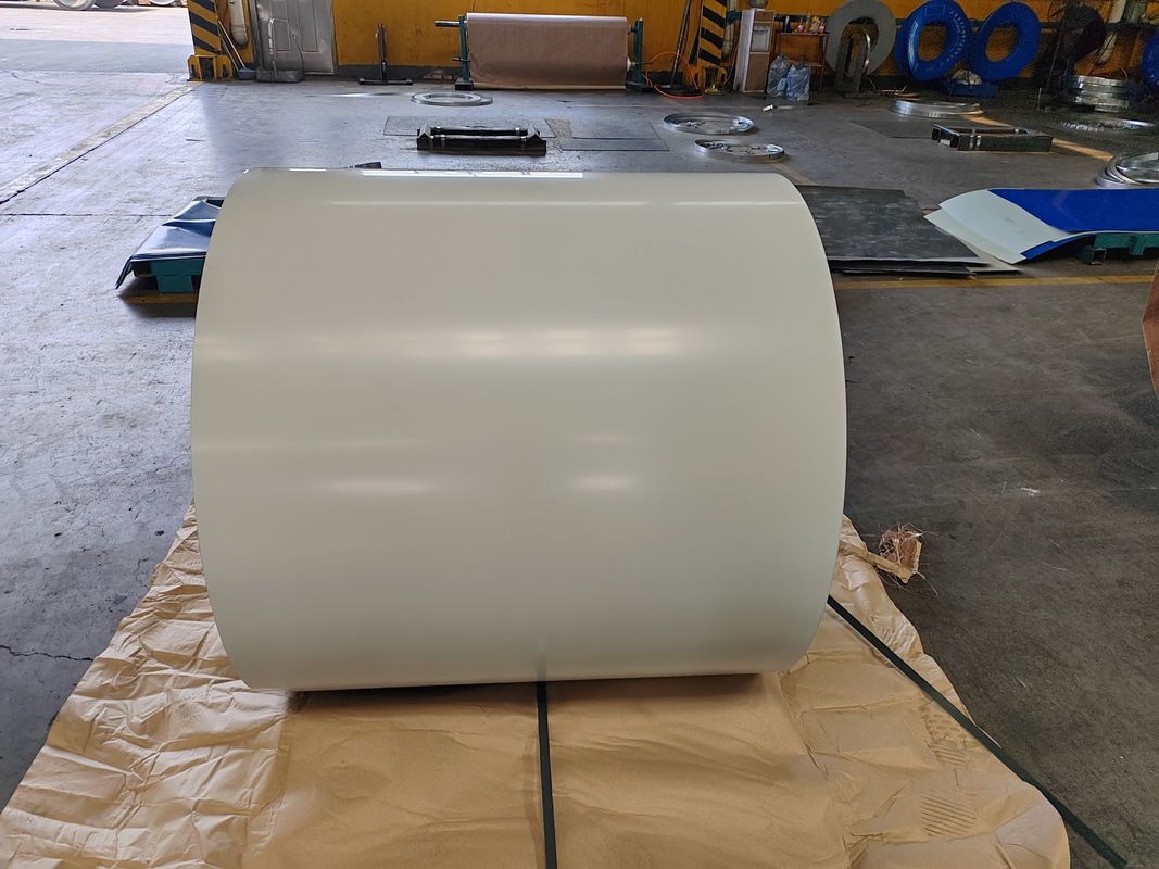 PVDF bobine d'acier de couleur prépeinte de 700 ∼ 1250 mm de large avec 180 ∼ 320 MPa Résistance au rendement pour les panneaux de construction et le revêtement extérieur