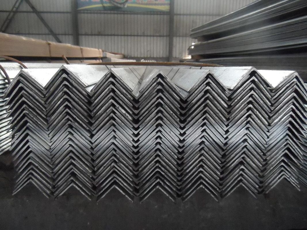 Acier à angle égal et inégal ASTM A36 S275JR Q235 Acier à angle structural