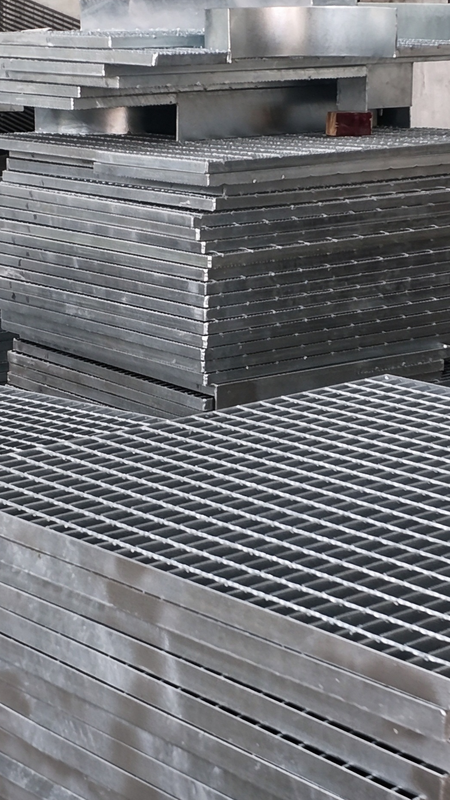 Barres de grille en acier au carbone galvanisé trempé à chaud de 30 × 4 mm pour revêtements de sol industriels à charge moyenne