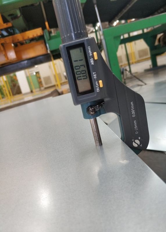 1000 mm Largeur 0,75 mm Plaque d'acier galvanisé à chaud Z275 Spangle régulier pour la construction et la fabrication