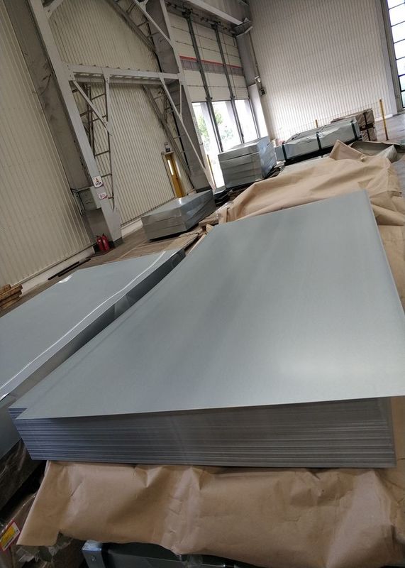1000 mm Largeur 0,75 mm Plaque d'acier galvanisé à chaud Z275 Spangle régulier pour la construction et la fabrication