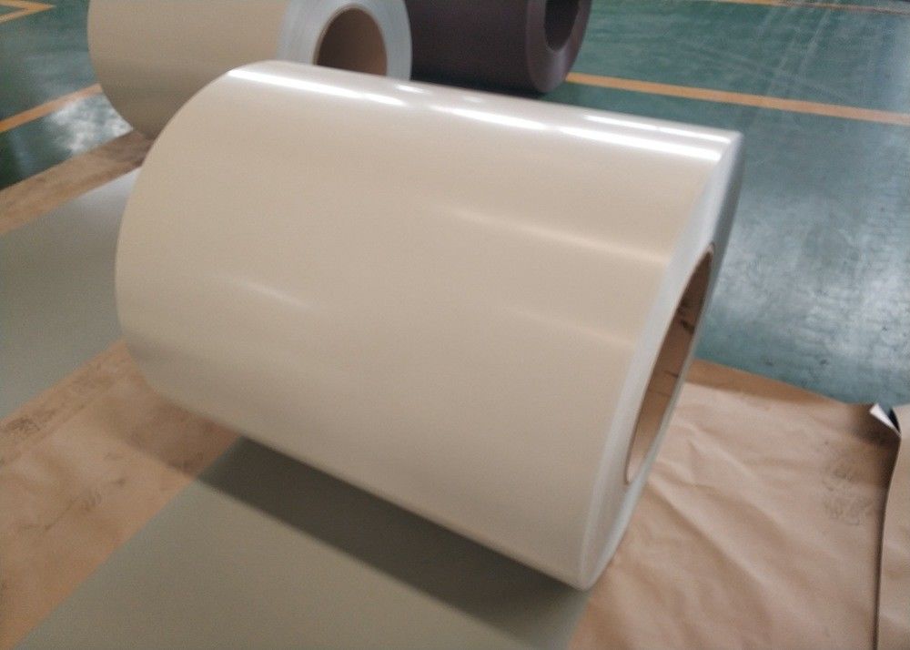JIS G3312 PPGI bobine d'acier de couleur prépeinte avec une largeur de 1000 mm et un revêtement supérieur de 10 ‰ 20 μm pour les panneaux de toiture et de construction