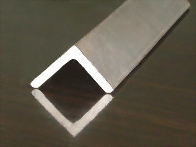 Angle en acier ASTM A36 EN 10025 S275JR Q235 avec angle égal ou inégal personnalisé